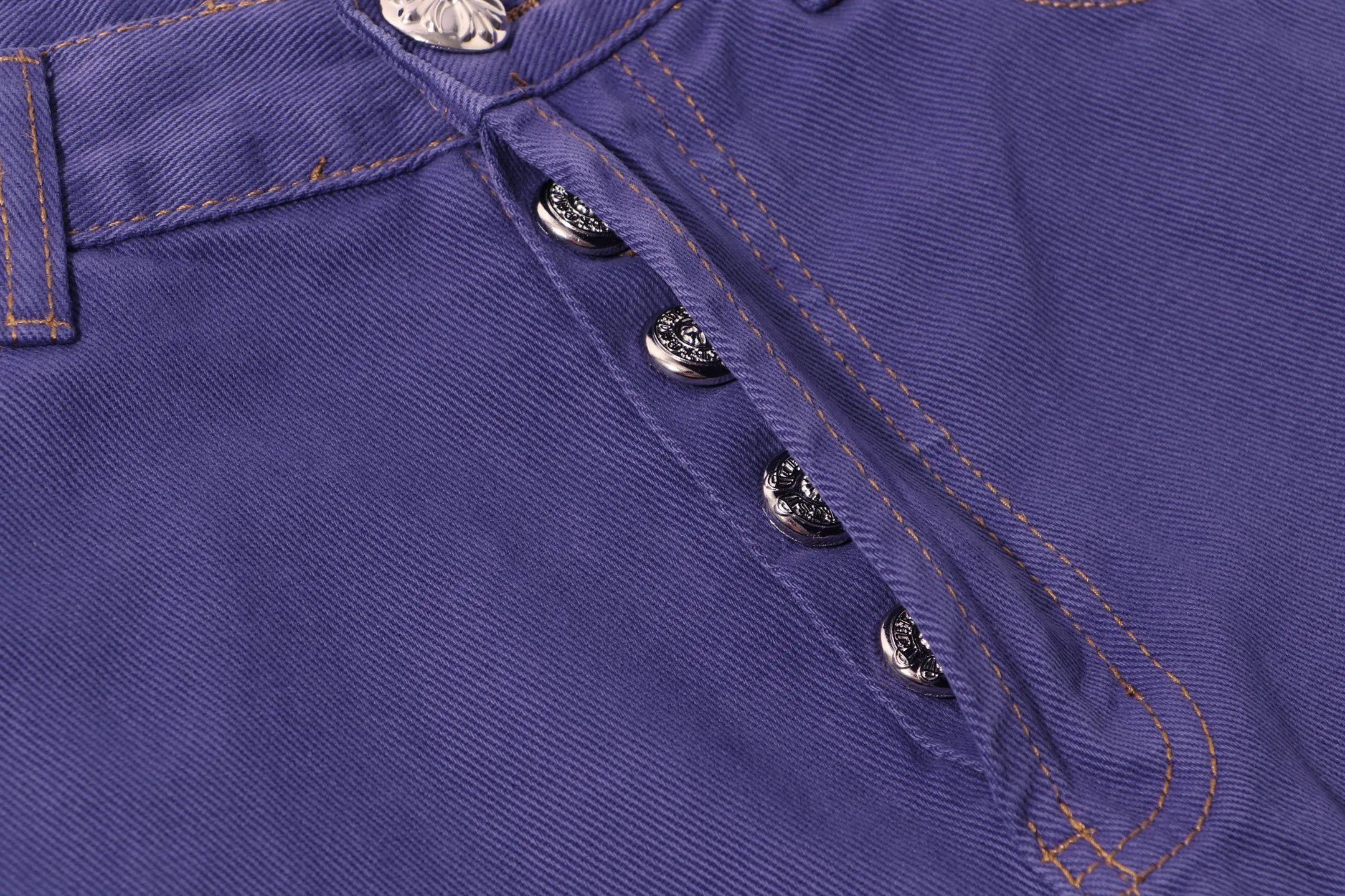 P220 Style number: H32 Croxin & 𝐂𝐡𝐫𝐨𝐦𝐞 𝐇𝐞𝐚𝐫𝐭 ss25 purple dopamine solid color jeans. Styles with different washed textures are very friendly to people with thin legs and thick legs. The slightly flared version perfectly modifies the leg shape. The timeless and moderate length makes it easy to match and match. It is the basis for various styles and is a must-have in your wardrobe! The fabric is stiff but also makes the upper body soft without losing texture. The washing process is even more perfect. It is a must-have item for everyone! ! ! Washed wheat, hang tag, pants label, three labels complete Color: purple Size: 28-30-32-34